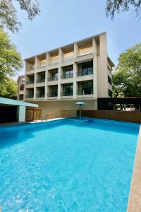 罗纳瓦拉The Vantage Point Resort & Spa的建筑物前的一个大型游泳池