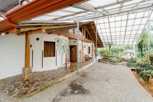 un edificio con techo de cristal y patio en Paradiselodge - Poolvilla, en Platanillo 33 fotos más