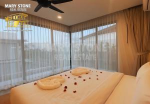 um quarto com uma cama com flores em Villa Baya - 3BR Modern Poolside em Bangrak Beach mais 14 fotografias