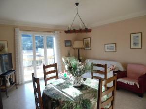 Posezení v ubytování Charmant F2 à Amélie-les-Bains avec terrasse, parking et Wi-Fi, proche thermes et centre-ville - FR-1-703-116