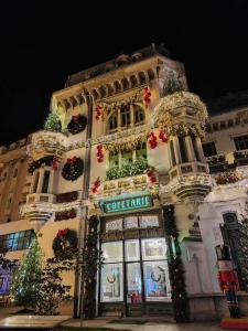 een gebouw met kerstversieringen ernaast bij Carol Apart in Craiova