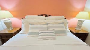 1 dormitorio con 1 cama con 2 lámparas en las mesas en Blue Heron Beach Resort pet friendly, en Orlando 38 fotos más