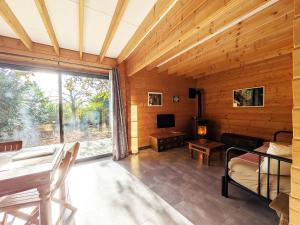 TV a/nebo společenská místnost v ubytování Aux Gîtes d'Orient