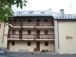 ein Mehrfamilienhaus mit Balkonen und einem Dach in der Unterkunft Appartement 3P, 6 pers, proche pistes, balcon exposé Sud, parking privé, TV, cuisine équipée - FR-1-762-5 in Le Monêtier-les-Bains