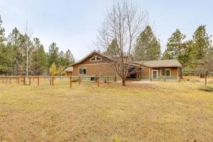 ein Haus mit einem Zaun vor einem Hof in der Unterkunft Kalispell Main House Less Than 15 Mi to Flathead Lake in Creston