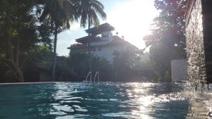 Bazén v ubytování Nooit Gedacht Holiday Resort Unawatuna nebo v jeho okolí
