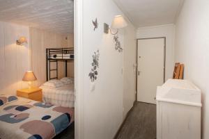 a bedroom with a bed and a bedroom door with a bed at L'appartement du Berger in La Correrie