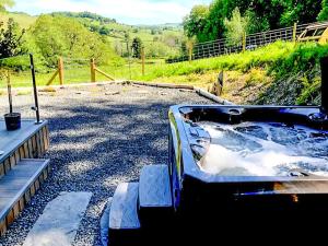 a bath tub in the middle of a yard at Kites Nest-Qu7488 in Highgate