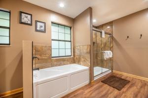 Koupelna v ubytování Hidden Hollow Lodge + 97 fotografií