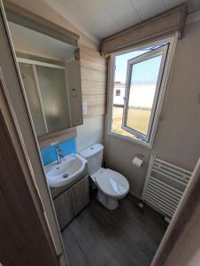Koupelna v ubytování Family Friendly Caravan in Burnham on Sea