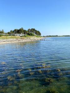 - une vue sur une étendue d'eau dans l'établissement Cozy cottage near beach and nature, à Martofte