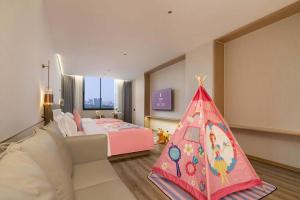 Postel nebo postele na pokoji v ubytování eLong Hotel Guilin Elephant Trunk Hill Park Two Rivers and Four Lakes Branch