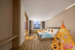 Postel nebo postele na pokoji v ubytování eLong Hotel Guilin Elephant Trunk Hill Park Two Rivers and Four Lakes Branch