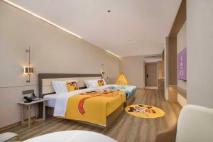 Postel nebo postele na pokoji v ubytování eLong Hotel Guilin Elephant Trunk Hill Park Two Rivers and Four Lakes Branch