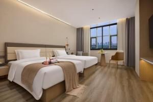 Postel nebo postele na pokoji v ubytování eLong Hotel Guilin Elephant Trunk Hill Park Two Rivers and Four Lakes Branch