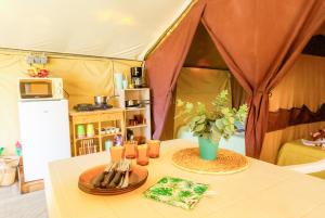 Jídlo v kempu nebo okolí