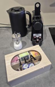 Příslušenství pro přípravu čaje a kávy v ubytování Schwarzwald City Loft 2