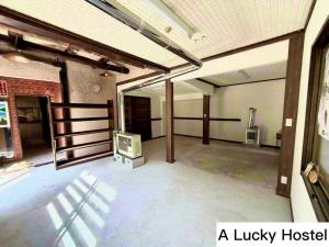 uma grande sala vazia com uma academia e uma televisão dentro. em A Lucky Hostel em Hakuba mais 41 fotografias