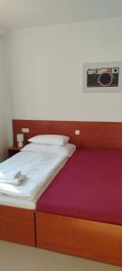 Postel nebo postele na pokoji v ubytování Sport Hotel České Budějovice