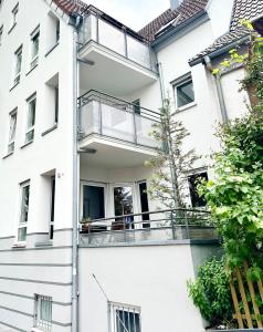 Casa blanca con balcón en Stilvolle 3-Zimmer-Wohnung für business und family bis 6 Personen, en Sindelfingen