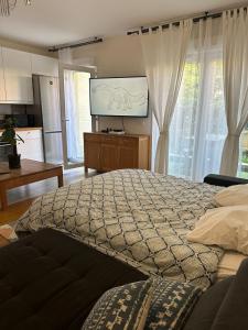 Кровать или кровати в номере Large flat close to Paris with Free parking