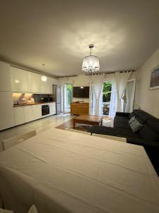 Кухня или мини-кухня в Large flat close to Paris with Free parking
 +21 фотография