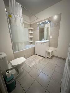 Ванная комната в Large flat close to Paris with Free parking