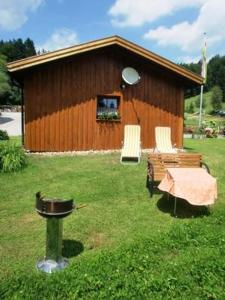 een klein gebouw met een grill ervoor bij Ferienhaus In Röhrnbach Mit Grill Und Terrasse in Röhrnbach