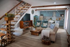 ein Wohnzimmer mit Treppe und Küche in der Unterkunft Villa Jerusalém - Casa de Campo in Avantos