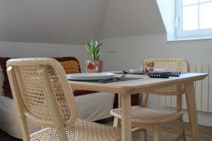 Posezení v ubytování L'escale - charmant studio à Laval + 2 fotografie