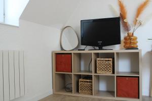 TV a/nebo společenská místnost v ubytování L'escale - charmant studio à Laval