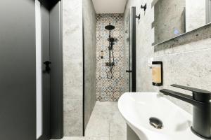 Ένα μπάνιο στο Apartamenty Wyszogrodzka 64 +33 φωτογραφίες