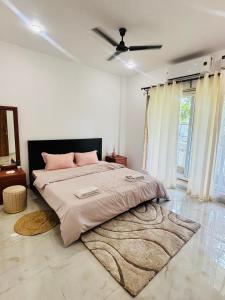 Postel nebo postele na pokoji v ubytování 2BHK luxury apartment near Morjim beach-kiki stays