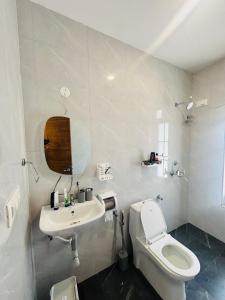 Koupelna v ubytování 2BHK luxury apartment near Morjim beach-kiki stays + 13 fotografií