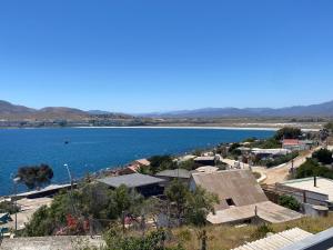 通戈伊Cabaña Vista Mar的一大片水域的景色