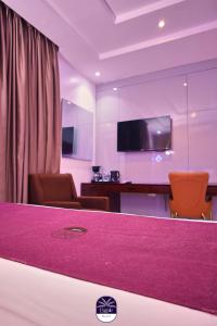 Μια τηλεόραση ή/και κέντρο ψυχαγωγίας στο Purple Lavender Hotel Lekki