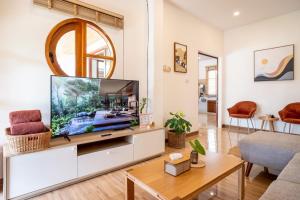 TV a/nebo společenská místnost v ubytování Relaxing Poolside Stay - 3BR Cozy House