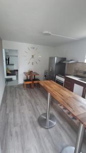 Una cocina con una mesa y un gran reloj en la pared. en Ti kaz Amater Cascavelle, en Cascavelle