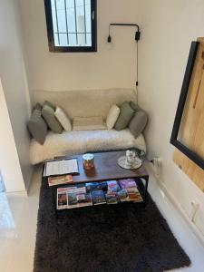 Posezení v ubytování T1 neufs climatisés sur-équipés