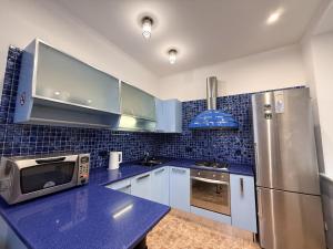 Η κουζίνα ή μικρή κουζίνα στο Kyiv 3D Kruglik Apartment