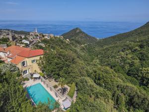 eine Luftaufnahme eines Hauses mit Swimmingpool in der Unterkunft Hôtel Restaurant la Corniche in Bastia