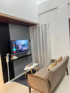 un salon avec un canapé et une télévision dans l'établissement Sweet homestay in hannah, à Santa Cruz