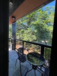 un patio avec une table et des chaises sur un balcon dans l'établissement Sweet homestay in hannah, à Santa Cruz 2 autres photos