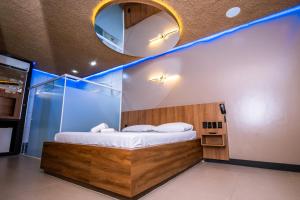 una camera con un letto con uno specchio sul muro di Jardins Motel (Adults Only) a Maceió