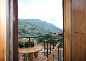 a balcony with a table and a view of a mountain at Lumira Vista – Panorama in Sangineto