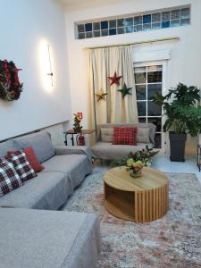 Una sala de estar con un sofá y una mesa de café. en Spring Harmony Trikala Pigi, en Tríkala