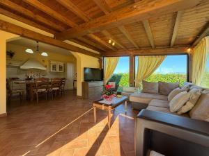 Χώρος καθιστικού στο Villa Mira