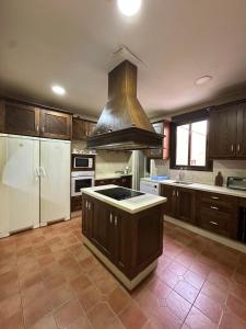 een grote keuken met een groot fornuis bovenste oven bij Great House Almería in Almería