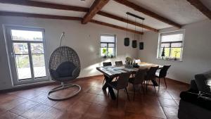 un soggiorno con tavolo da pranzo e sedie di Ferienwohnung Zahn a Markersbach
