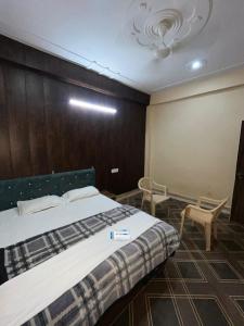 En eller flere senge i et værelse på Sukh dham